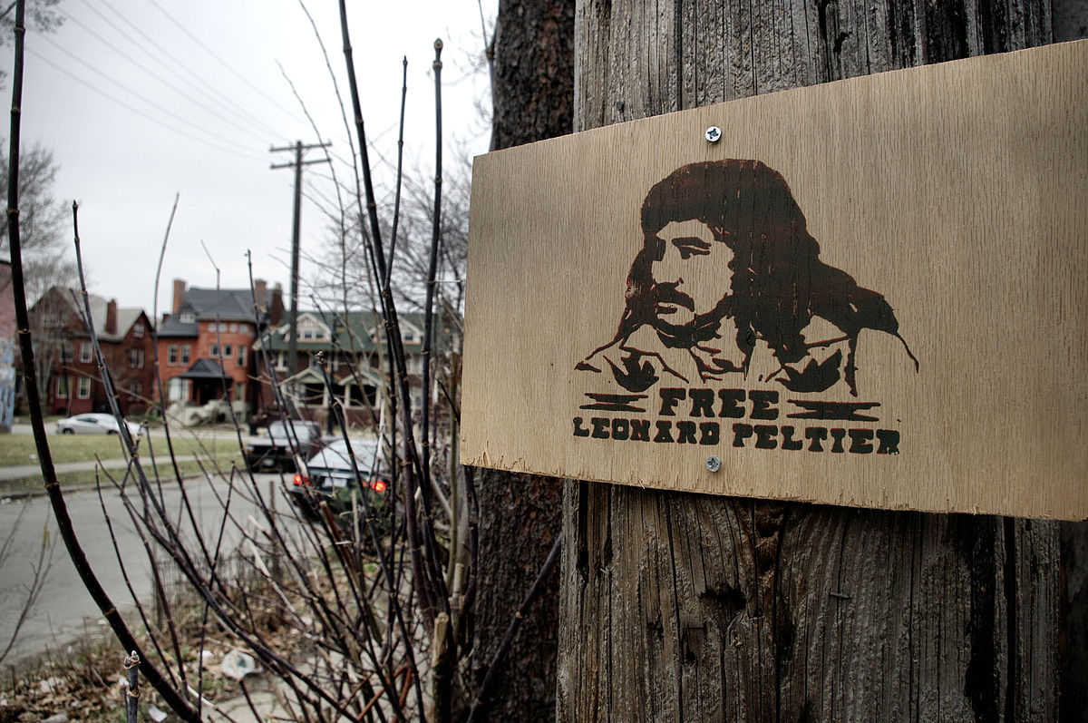 Libertà per Leonard Peltier dopo 43 anni di ingiusta prigionia