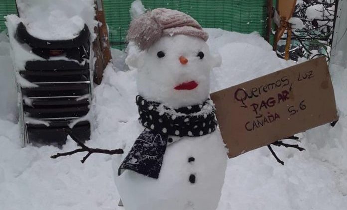 Un muñeco de nieve también pide la vuelta de la luz a Cañada. Foto: