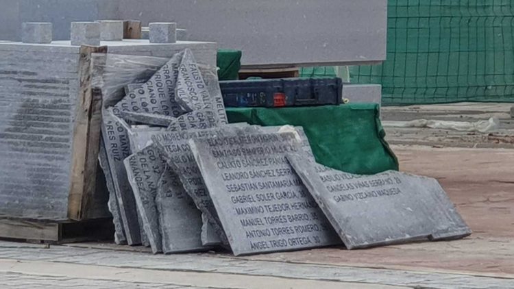 Placas retiradas por Martínez-Almeida del cementerio de la Almudena (Madrid)