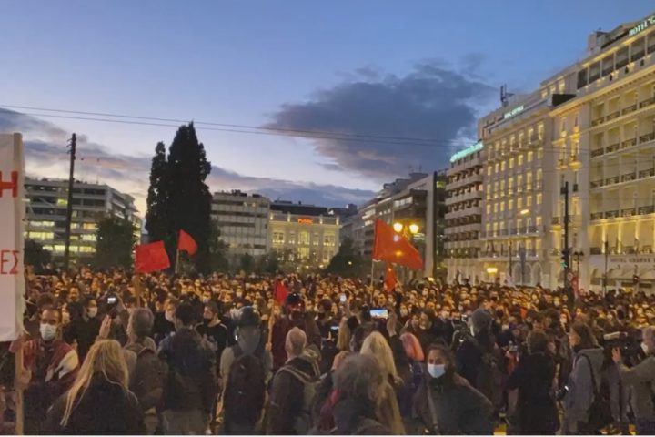 Gli studenti davanti al Parlamento greco