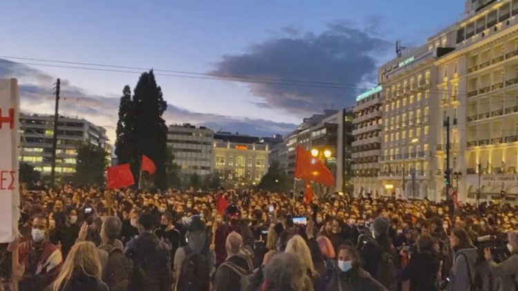 Gli studenti davanti al Parlamento greco