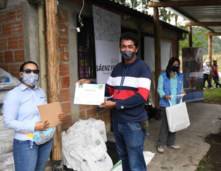 Colombia: en Huila, víctimas y victimarios siembran la paz