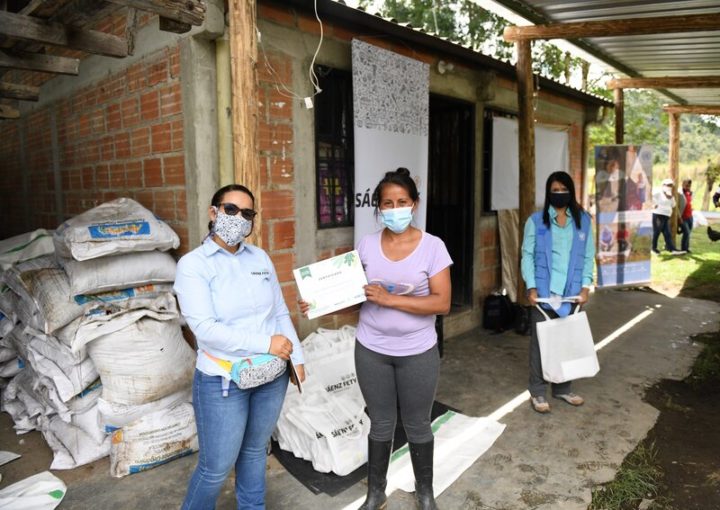 Colombia: en Huila, víctimas y victimarios siembran la paz