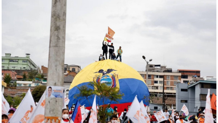 Ecuador en una elección clave.