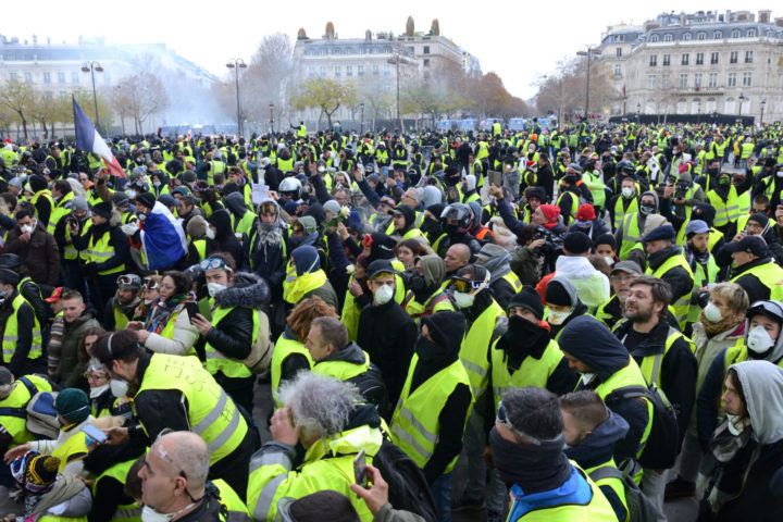 Las manifestaciones masivas de los últimos años en varios lugares del planeta, desde la India hasta Colombia, pasando por Francia, anuncian el final de un modelo económico y político que muchos consideraban infalible: El Neoliberalismo.