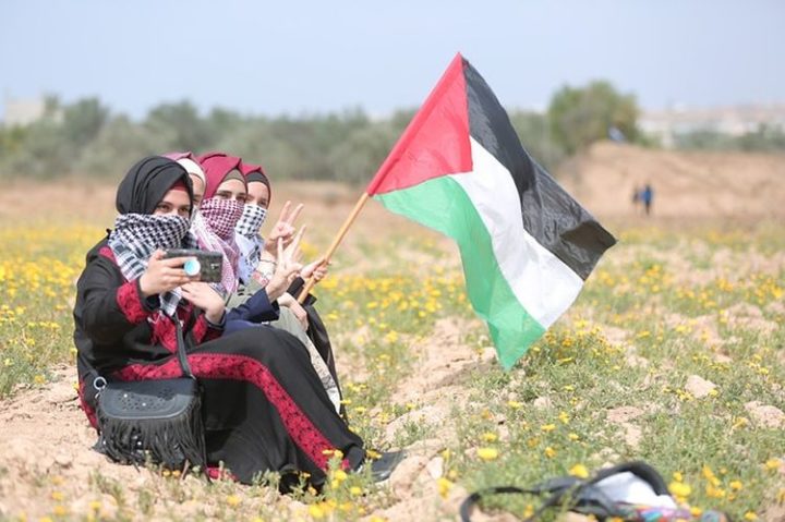 Ragazze con bandiera palestinese