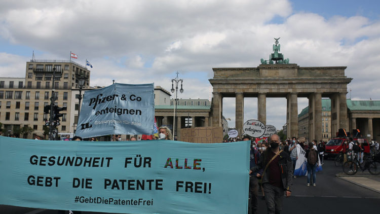 Gesundheit für alle: Protest in Berlin fordert Freigabe der Impfstoff-Patente