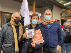 Entrega del documento con propuestas programáticas humanistas y obsequio del libro "Muros que hablan"