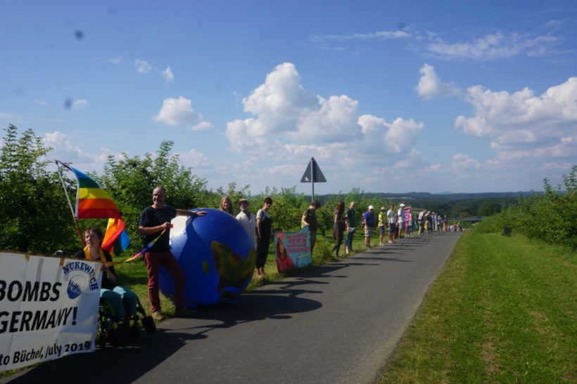 800 Menschen protestieren für Abzug der Atomwaffen und Beitritt zum Atomwaffenverbot