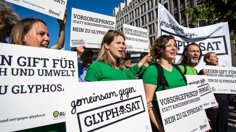 Bundesgerichtshof: Keine Urheberrechtsverletzung bei Veröffentlichung des “Glyphosat-Gutachtens“ • Transparenzinitiative FragDenStaat feiert den Sieg vor Gericht und fordert Reform des Urheberrechts • Erwartete Signalwirkung des Urteils auf Behörden Berlin, 30.03.2022. Die Berliner Transparenzinitiative FragDenStaat hat vor dem Bundesgerichtshof einen wichtigen Sieg für die Informationsfreiheit in Deutschland errungen. Die Richter bestätigen ein Urteil, nach dem die Veröffentlichung des behördlich verfassten “Glyphosat-Gutachten” kein Urheberrecht verletze und folgten damit der Argumentation der beklagten Transparenzinitiative. Die Entscheidung dürfte weitreichende Folgen für die Informationsfreiheit in Deutschland haben. Vorangegangen war ein drei Jahre langer Rechtsstreit um das Glyphosat-Gutachten, in dem Krebsrisiken beim Einsatz des Pflanzenschutzmittels Glyphosat abgewogen werden. Das entsprechende Gutachten hatte FragDenStaat zuvor nach dem Informationsfreiheitsgesetz angefragt, erhalten und anschließend auf der eigenen Homepage veröffentlicht. Gegen die Publikation hat das BfR geklagt. Dadurch seien Urheberrechte verletzt worden. Erstellt hatten das Gutachten Beamte des Bundesinstituts für Risikobewertung (BfR). Arne Semsrott, Projektleiter von FragDenStaat: “Wir erleben regelmäßig, dass Behörden sich auf das angebliche Urheberrecht berufen, wenn sie ihre Transparenzpflichten umgehen und die Veröffentlichung von Dokumenten verhindern wollen. Dieser Praxis – das Urheberrecht zu einem Zensurheberrecht zu machen – hat der Bundesgerichtshof nun einen Riegel vorgeschoben,” so Arne Semsrott weiter. Mit seiner Entscheidung hat der Bundesgerichtshof jetzt die Beschwerde des BfR abgewiesen. Damit ist das Urteil des Oberlandesgerichts Köln aus dem vergangenen Jahr rechtskräftig: FragDenStaat durfte das Gutachten veröffentlichen. Bis zuletzt hatte das Bundesinstitut vor Gericht gegen die Veröffentlichung durch das gemeinnützige Projekt aus Berlin gekämpft. Sowohl im einstweiligen Rechtsschutzverfahren als auch im Hauptsacheverfahren vor dem Landgericht, Oberlandesgericht und Bundesgerichtshof verlor das Institut nun gegen die Transparenz-Aktivist:innen. “Mit dem Glyphosat-Fall haben wir endgültig gezeigt, das es sich lohnt für die Informationsfreiheit zu kämpfen.”, so Semsrott. Für FragDenStaat ist der Kampf mit dem Urteil noch lange nicht ausgefochten: “Wir brauchen jetzt eine gesetzliche Klarstellung, dass die Veröffentlichung behördlcher Dokumente urheberrechtlich grundsätzlich immer zulässig ist. Dazu muss § 5 des Urheberrechtsgesetzes geändert werden.” Einen Vorschlag dazu haben die Aktivist:innen bereits 2019 gemacht. Mehr Infos https://fragdenstaat.de/blog/2022/03/30/zensurheberrecht-geklart-sieg-fur-die-informationsfreiheit/ Über FragDenStaat Seit 2011 kämpft FragDenStaat für Informationsfreiheit in Deutschland. Die Basis bildet die Plattform FragDenStaat.de mit dem die gemeinnützige Organisation eine technische Infrastruktur zur Verfügung stellt, die einen Überblick über die deutsche und europäische Behördenlandschaft bietet und Nutzer:innen ermöglicht, Anfragen zu stellen, um auf einfache Weise ihr Recht auf Informationen wahrnehmen. Mit eigenen journalistischen Recherchen, Kampagnen sowie Klagen setzt FragDenStaat das Recht auf Informationen durch und zeigt auf, welche Verbesserungen an der Rechtslage für eine offene Demokratie notwendig sind. FragDenStaat ist ein Projekt der gemeinnützigen Open Knowledge Foundation Deutschland e.V. und auf Spenden angewiesen.