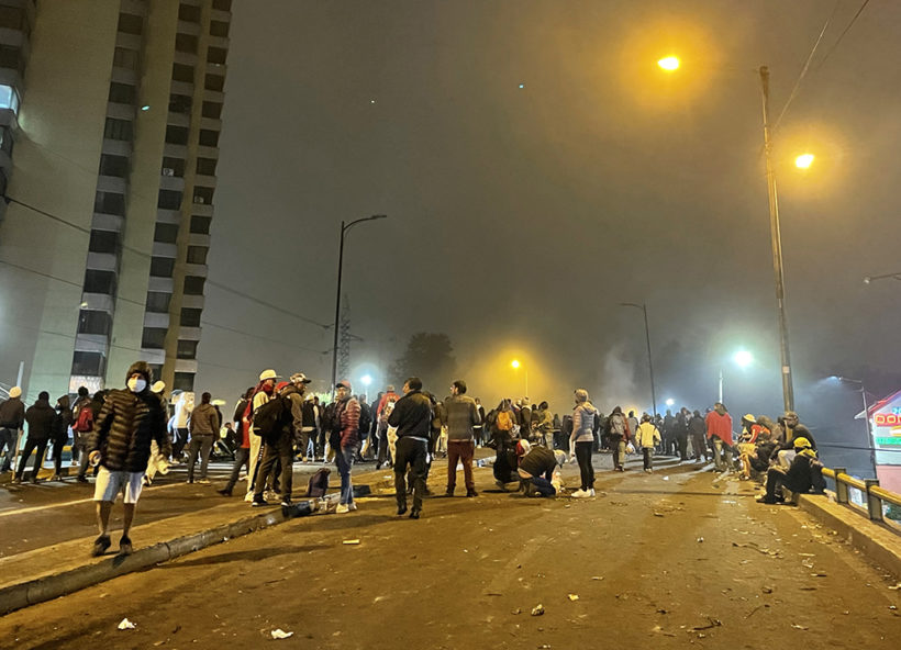 Protestas en la noche en Quito