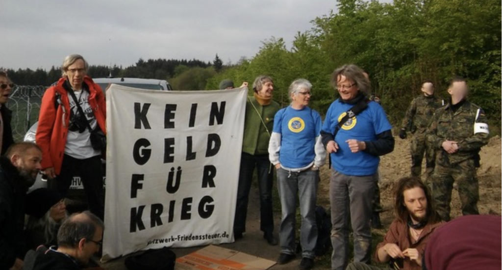 Ria Makein an der Demo auf der Airbase Büchel im April 2019