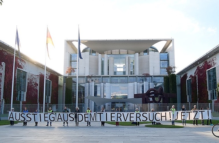 Zum Welttierschutztag: Protestaktion vor dem Bundeskanzleramt für den Ausstieg aus dem Tierversuch