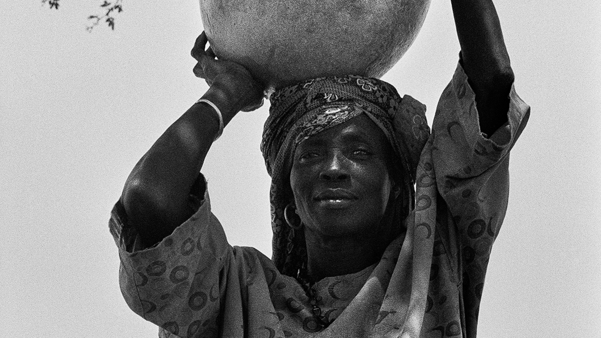 Erste Ausschreibung des Internationalen Preises für humanistische und umweltbewusste Fotografie[1]. Bewerbungen sind noch möglich bis zum 04. Dezember 2022. Seit seiner Gründung 1961 dokumentiert CCFD-Terre Solidaire[2] mithilfe der Fotografie seine Aktivitäten auf der ganzen Welt. Ohne dabei voyeuristisch zu sein, sind wir stets so nah wie möglich am Menschen dran, um diejenigen zu würdigen, die etwas bewegen. Als erster französischer Verein, der sich der internationalen Solidarität verschrieben hat, zeigen wir quer durch unsere zahlreichen Arbeiten bei ständigem Rückgriff auf die Fotografie eine positive und echte Welt in Bewegung. Dieser fortwährende Schwerpunkt schlägt sich sowohl in unserem Magazin Échos du Monde als auch bei #JeudiPhoto, dem neusten Projekt von CCFD–Terre Solidaire, nieder, das durch den Blick des Fotografen/der Fotografin, die Geschichte eines Negativs, über den Zustand der Welt berichtet. Der Terre-Solidaire-Fotowettbewerb ist die Konsequenz aus unserer Unterstützung für die Fotografie und diejenigen, die sie ausüben, seitdem es unseren Verein gibt. Den Ehrenvorsitz der ersten Ausgabe des Terre-Solidaire-Fotowettbewerbs wird der vielfach ausgezeichnete brasilianische Fotojournalist und Umweltaktivist Sebastião Salgado übernehmen, der seine erste professionelle Fotoreportage 1973 in Zusammenarbeit mit uns organisierte. Der Terre-Solidaire-Fotowettbewerb vereint in sich unsere verschiedenen Ziele mit der Unterstützung für eine Welt der sich einbringenden Fotografie, womit wir die Rolle der Amateur-Fotografen und Fotografinnen anerkennen, die unseren Verein begleiten. Unser Preis besteht aus drei Teilen: Wir zeichnen einen Fotografen/eine Fotografin für seine Leistungen aus, wir unterstützen die Durchführung eines engagierten Werks und wir laden dazu ein, sich den Kämpfen von CCFD-Terre Solidaire anzuschließen. Die Person, die den Terre-Solidaire-Hauptpreis gewinnt, wird 30.000 Euro zur Umsetzung des vorgestellten Projekts erhalten. Die Ergebnisse dieses Projekts werden dann 2024 auf einem Festival vorgestellt. Dem schließt sich eine bezahlte Auftragsarbeit für eine Partnerorganisation von CCFD–Terre Solidaire an. Die beiden Personen, die den Terre-Solidaire-Preis erhalten, bekommen jeweils 10.000 Euro. Auch ihnen wird eine bezahlte Auftragsarbeit im Laufe des ersten Halbjahres 2023 für eine Partnerorganisation von CCFD–Terre Solidaire angeboten. Ihre fertiggestellten Reportagen werden schließlich in verschiedenen Kulturzentren in aller Welt gezeigt werden. Bewerbungen sind möglich vom 03. Oktober bis zum 04. Dezember 2022. Der Wettbewerb steht Personen aus der ganzen Welt offen, ob mit oder ohne Presseausweis, die Bewerbung kann entweder auf Französisch oder auf Englisch erfolgen. Inhaltlich soll die Arbeit an die humanistische und umweltbewusste Fotografie anknüpfen. Die Bewerbung erfolgt auf der zum Wettbewerb gehörenden Website: https://ccfd-terresolidaire.org/campagne/prix-photo-terre-solidaire/. Als Bewerbungsunterlagen werden benötigt: • Ein Lebenslauf • Eine Fotoserie, dessen allein der Bewerber/die Bewerberin zu verantworten hat: • Eine Fotoserie von 15 bis 30 Negativen, die jeweils mit einer Nummer, einer Überschrift, einem Ort, einem Datum und einem kurzen Kommentar versehen sind. Diese Serie muss zu einem langfristigen Projekt gehören. Es kann sich dabei um den Beginn einer Serie oder auch ein abgeschlossenes Projekt handeln. • Eine dokumentarische Übersicht des Projekts soll zeigen, warum der Bewerber/die Bewerberin das begonnene Thema weiterverfolgen will. Die Jury, bestehend aus Fachleuten aus den Bereichen Fotografie, Fotojournalismus und internationale Solidarität, wird die Namen der drei ausgezeichneten Personen Mitte Februar 2023 bekannt geben. Die Partnerorganisationen des Wettbewerbs sind: Kontakt: prixphoto@ccfd-terresolidaire.org Bei Presse-Nachfragen: Sophie REBOURS / CCFD-Terre Solidaire s.rebours@ccfd-terresolidaire.org – 07 61 37 38 65 Martial HOBENICHE / 2e BUREAU +33 1 42 33 93 18 – ccfd_terresolidaire@2e-bureau.com Die offizielle Seite des Wettbewerbs: https://ccfd-terresolidaire.org/campagne/prix-photo-terre-solidaire/ [1] Humanistische und umweltbewusste Fotografie entspricht dem Handeln von CCFD–Terre Solidaire, das soziale und ökologische Fragen stets zusammen denkt. Der Grundgedanke besteht darin, den Menschen in den Mittelpunkt seiner Umwelt zu stellen und die Menschen zu betrachten, die sich für eine nachhaltigere und gerechtere Welt einsetzen. [2] Anm. d. Ü.: Das Kürzel CCFD geht auf den ursprünglichen Namen des Vereins zurück: comité catholique contre la faim et pour le développement – katholisches Komitee gegen Hunger und für Entwicklung.