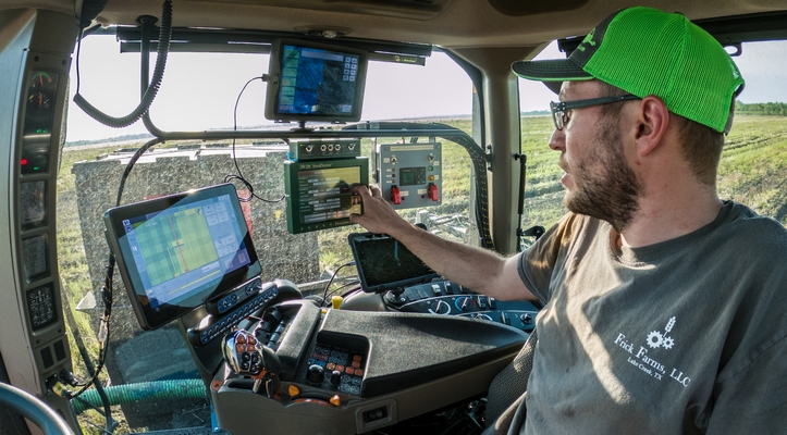 Cockpit eines modernen Treckers, in dem mindestens vier größere Monitore und zahlreiche Anzeigen zu überwachen sind.